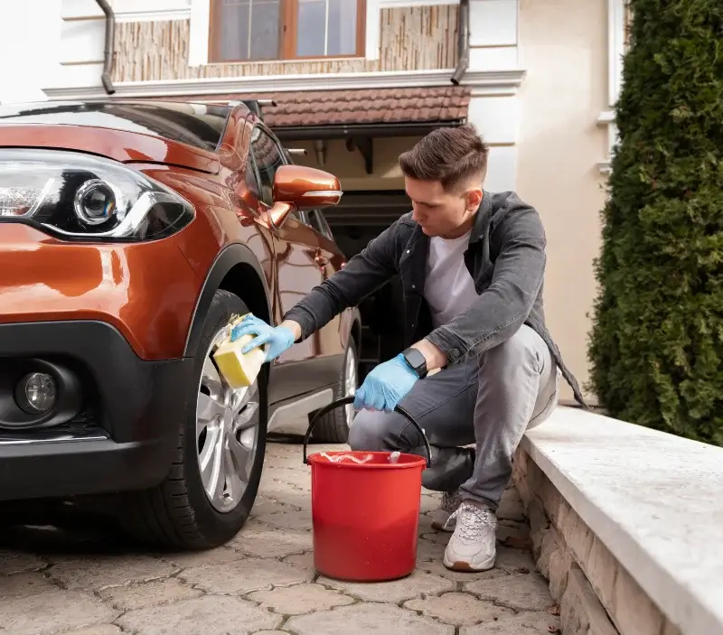 Lavage auto à domicile Bize-Minervois : professionnel intervenant sur un véhicule